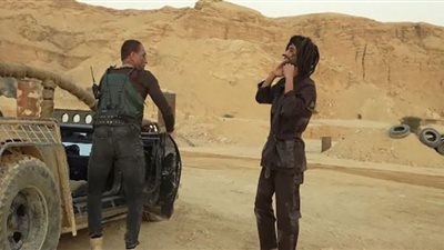 حل لي أزمتي خدوا مني جزمتي..عمرو السولية يصور إعلانا كوميديا مع فان دام (فيديو)