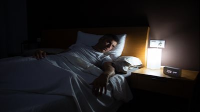 منها شرب الكافيين.. أسباب النوم الليلي المضطرب