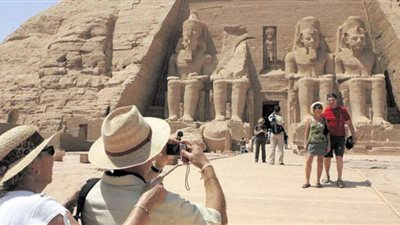 إلغاء الطوارئ.. السياحة أكبر الرابحين