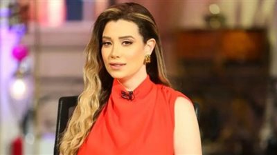 أبيض في أسود .. مروة صبري تحتفل بعيد ميلادها برفقة شقيقتها (صور)