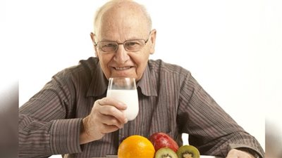 أبرزها تعجيل الإفطار.. 10 نصائح لكبار السن في رمضان