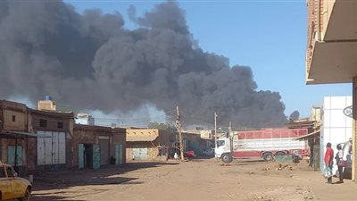 نشوب حريق ضخم في سوق أم درمان بالسودان.. شاهد