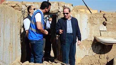 صور..السيسي يتفقد المناطق المتضررة جراء السيول في أسوان ويلتقي بالمواطنين المتضريين
