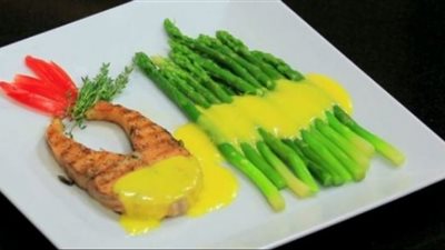 من المطبخ الأوروبي حضري سمك سلمون بالصوص الهولندي