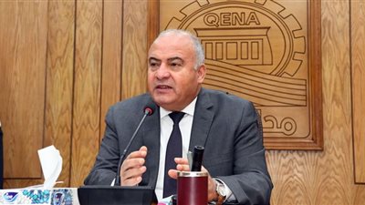 محافظ قنا يلتقى شباب مشروع سيارات الطعام المتنقلة لتذليل مشكلاتهم