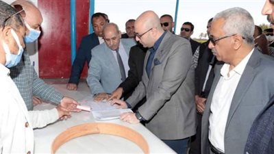 محافظ بني سويف يراجع كشوفات كميات القمح المستهدف توريدها من كل منطقة