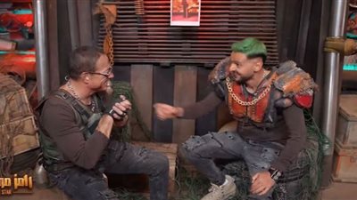 رامز جلال يشرح لـ فان دام طبيعة عمل نجلاء بدر.. والفنان العالمي: مليطة يعني (شاهد)