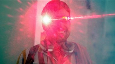 لسبب غريب.. التعرض اليومي لوميض الضوء الأحمر يحسن الرؤية