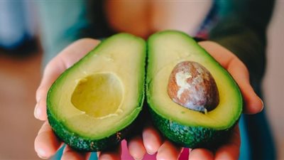 دراسة: تناول وجبتين من الأفوكادو أسبوعيًا يقلل من خطر الإصابة بأمراض القلب