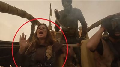 شاهد.. صراخ هستيري لـ نجلاء بدر خوفًا من السقوط في فم تمساح رامز موفي ستار