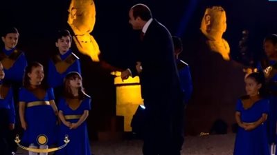 الرئيس السيسي يحيى أطفال أسوان المشاركين في افتتاح طريق الكباش (شاهد)