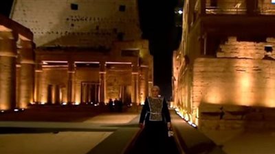 لحظة وصول انتصار السيسي لمقر حفل افتتاح طريق الكباش بالأقصر (شاهد)