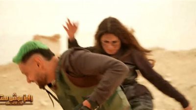 بصفعات متتالية.. نجلاء بدر تنتقم من رامز جلال (فيديو)