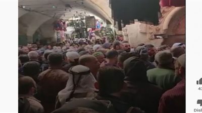 (شاهد) الفلسطينيون من أمام المسجد لقوات الاحتلال: على الأقصى رايحين شهداء بالملايين