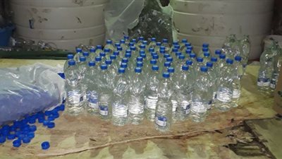 ضبط 3229 لتر خل فاسد بالبحيرة