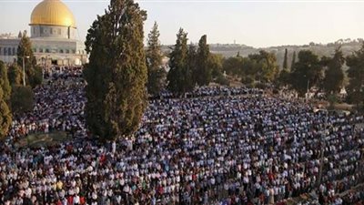 عشرات الآلاف من الفلسطينيين يؤدون صلاة الجمعة في رحاب المسجد الأقصى