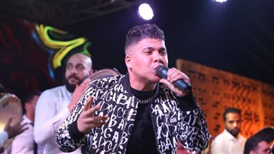 بالصور ..عمر كمال يحيي حفلًا غنائيًا في خيمة رمضانية بالتجمع الخامس