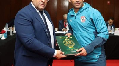 وفد الرجاء المغربي يهدي الأهلي درع وقميص الفريق ويشيد بحفاوة الاستقبال