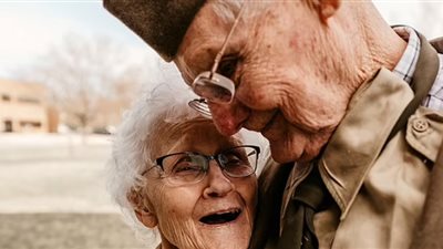 احتفالًا بمرور 70 عامًا.. جلسة تصوير لزوجان حديث مواقع التواصل الاجتماعي