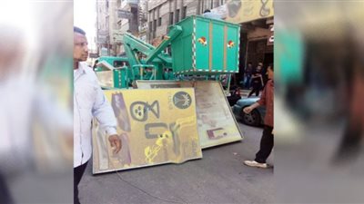 حملات مكثفة بمراكز الشرقية لرفع وإزالة الإعلانات غير المرخصة