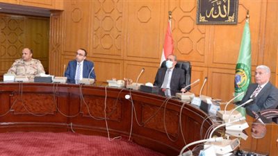محافظ الإسماعيلية يشدد على متابعة مواقف سيارات الأجرة بعد تحريك سعر البنزين