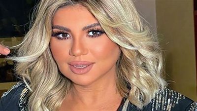 بوسي شلبي تتألق بالأحمر اللامع في مهرجان القاهرة السينمائي بدورته الـ 43