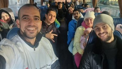شاب مصري يستقبل المصريين والعرب على الحدود الأوكرانية ويقدم الطعام والخدمات المختلفة لهم