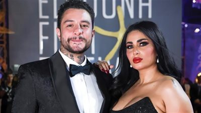قبلات حارة بين أحمد الفيشاوي وزوجته في افتتاح مهرجان القاهرة السينمائي (صور)