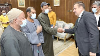 محافظ المنوفية يسلم مساعدات مالية عاجلة للأسر المتضررة من حريق حظائرهم