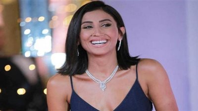 (صور) جرأة فستان دينا الشربيني في مهرجان القاهرة السينمائي تصدم جمهورها: بتاخدي ذنوب على الفاضي