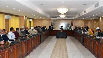 محافظ الفيوم يناقش تحديات و آليات التوسع في إنتاج مناحل العسل