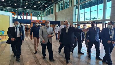 وزير الطيران يتفقد عدداً من مشروعات التطوير فى مطار الأقصر