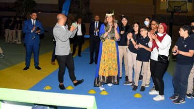 شاهد.. وزيرة الهجرة تداعب الطلاب المشاركين بكرنفال 