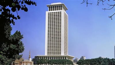 الخارجية تضيء مقرها احتفالا بيوم المتوسط