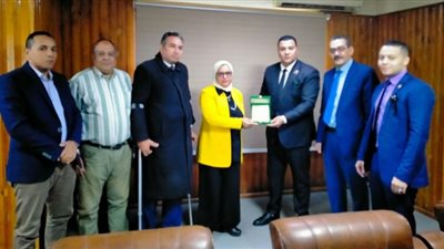 تقديرا لمجهوداتها .. درع أكاديمية ناصر العسكرية لوكيل صحة سوهاج