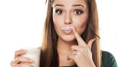 شرب الحليب ساخن أم بارد.. أطباء يحسمون الجدل بشأن أيهما أكثر صحة