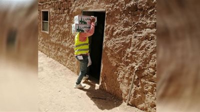 إستمرار جمعية الأورمان في توزيع المواد الغذائية واللحوم على المستحقين بالشرقية