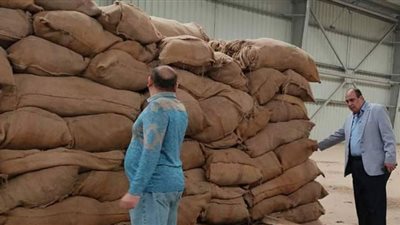 رئيس إهناسيا يتفقد شونة التخزين بالمدينة استعدادا لبدء استقبال توريد القمح