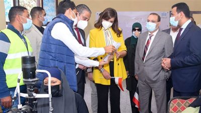 وزيرة الهجرة ومحافظ الفيوم يتفقدان قافلة صناع الخير للكشف على العيون