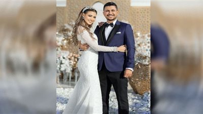 حمادة هلال يهنئ الزوجين علي غزلان وفرح شعبان بعقد قرانهما (صور)