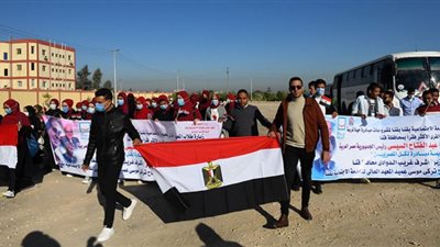 محافظ قنا يصطحب طلاب الخدمة الجتماعية و المدارس لمشروعات حياة كريمة