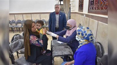 الكشف علي 450 حالة في قافلة طبية لجامعة السادات بقرية الفرعونية