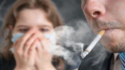 منها الموت المفاجيء.. الصحة تكشف عن 5 مخاطر يتعرض لها أطفال المدخنين