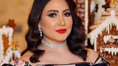 بوسي تخطف الأنظار ببليزر مرصع ومكياج صاخب