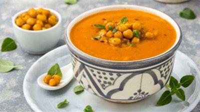 على الطريقة المغربية.. تعرفي على خطوات تحضير شوربة الحمص