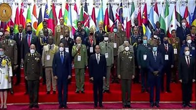 (فيديو) السيسي يلتقط صورة تذكارية خلال انطلاق معرض إيديكس 2021