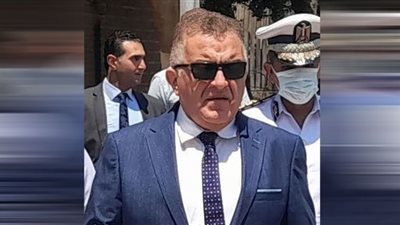 عامل يحاول التخلص من شقيقه وزوجته ونجله بطما