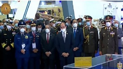 (فيديو) السيسي يستمع لشرح مفصل عن المعدات المصرية بمعرض إيديكس 2021