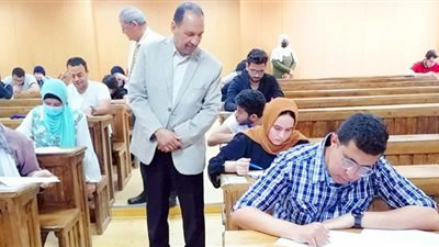 رئيس جامعة سفنكس يتابع امتحانات «الميد ترم»