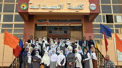 فتيات مدرسة السادات الثانوية بنات فى زيارة لكلية صيدلة السادات